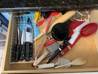 How to Declutter Your House and Keep it Organized - declutter in a weekend, bedroom organization closet, declutter your home in 30 days, bedroom declutter challenge, declutter house checklist, tips for decluttering home