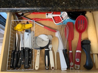 How to Declutter Your House and Keep it Organized - declutter in a weekend, bedroom organization closet, declutter your home in 30 days, bedroom declutter challenge, declutter house checklist, tips for decluttering home
