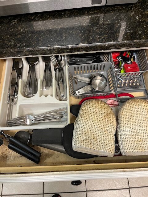 How to Organize a Drawer - Clutter ControlHousekeeping TipsZen RoomMinimalist Home InteriorSmall Space OrganizationGetting Rid Of ClutterHome ManagementOrganize DeclutterHome Organization Hacks