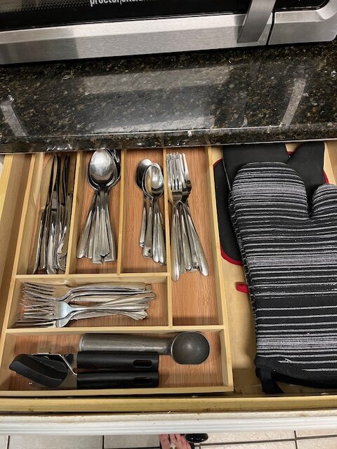 How to Organize a Drawer - Clutter ControlHousekeeping TipsZen RoomMinimalist Home InteriorSmall Space OrganizationGetting Rid Of ClutterHome ManagementOrganize DeclutterHome Organization Hacks