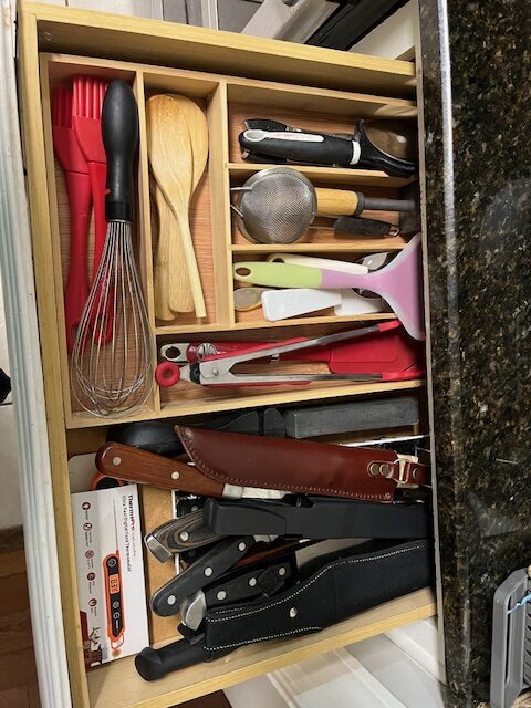 How to Organize a Drawer - Clutter ControlHousekeeping TipsZen RoomMinimalist Home InteriorSmall Space OrganizationGetting Rid Of ClutterHome ManagementOrganize DeclutterHome Organization Hacks